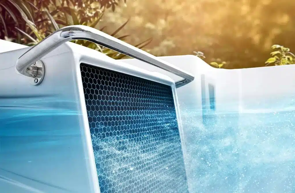 Gros plan d'une poignée métallique et d'un panneau de grille hexagonal noir à l'intérieur d'une piscine, avec de l'eau bleue claire et bouillonnante et de la lumière du soleil qui entre, entourée de feuillage vert.