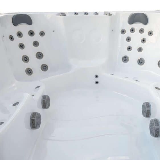 Gros plan sur l'intérieur du Spa 10 places D345, mettant en valeur des sièges ergonomiques avec plusieurs jets, des appuis-têtes et des haut-parleurs intégrés pour une expérience relaxante.