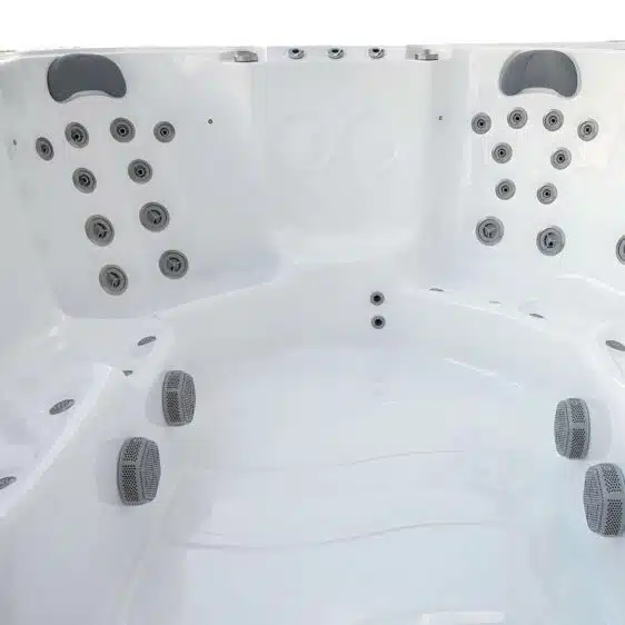 Gros plan sur l'intérieur du Spa 10 places D345, mettant en valeur des sièges ergonomiques avec plusieurs jets, des appuis-têtes et des haut-parleurs intégrés pour une expérience relaxante.