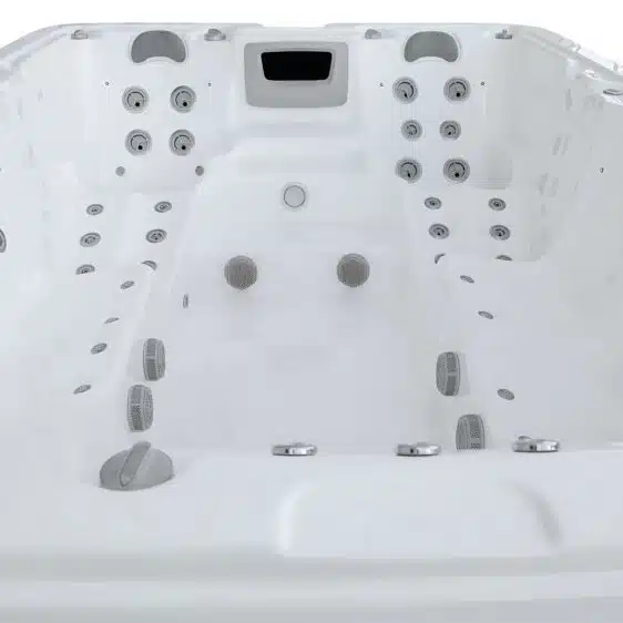 Vue rapprochée de l'intérieur du Spa 10 places D345, doté de multiples jets d'eau, de commandes faciles à utiliser et de sièges spacieux conçus pour une hydrothérapie et une relaxation optimales.