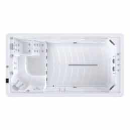 Vue de dessus du Spa de nage D440, un spa de nage rectangulaire blanc avec sièges intégrés, plusieurs jets et une zone de nage plate soulignée par des marquages de couloirs.