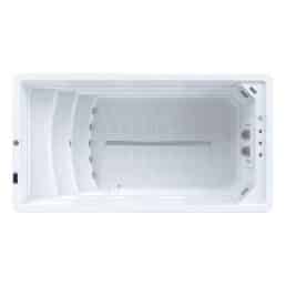 Vue de dessus du Spa de nage D440N, un spa de nage rectangulaire blanc avec sièges intégrés, jets latéraux, panneaux de commande à une extrémité et contours horizontaux lisses pour le soutien et le confort, parfait pour se détendre.