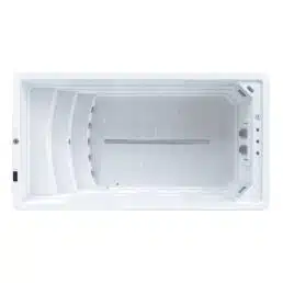 Vue de dessus du Spa de nage D440N, un spa de nage rectangulaire blanc avec sièges intégrés, jets latéraux, panneaux de commande à une extrémité et contours horizontaux lisses pour le soutien et le confort, parfait pour se détendre.