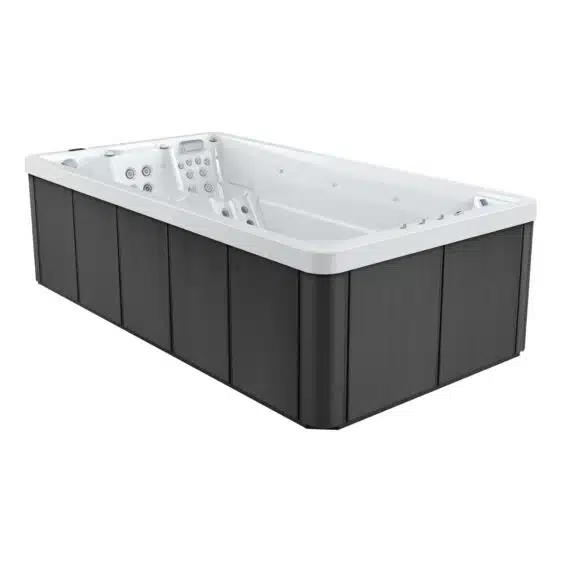 Le Spa de nage D550 est un spa de nage rectangulaire moderne avec un intérieur blanc, de multiples jets et sièges et des panneaux extérieurs effet bois foncé.