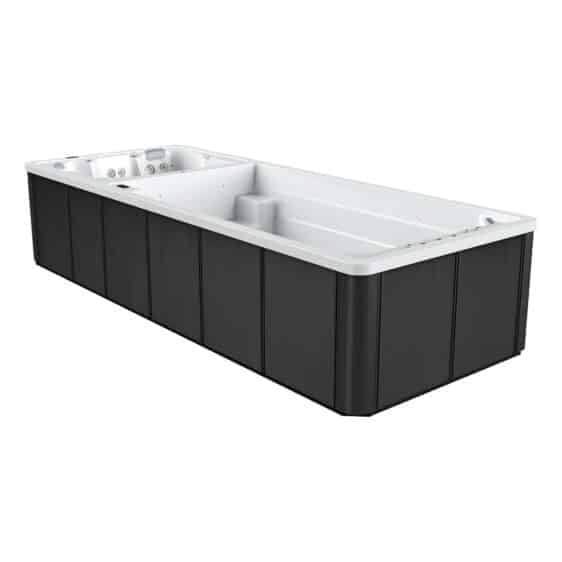 Le Spa de nage D590 est un spa de nage rectangulaire spacieux avec un intérieur blanc et des panneaux extérieurs foncés, offrant des sièges intégrés et plusieurs buses à jets pour une expérience relaxante.