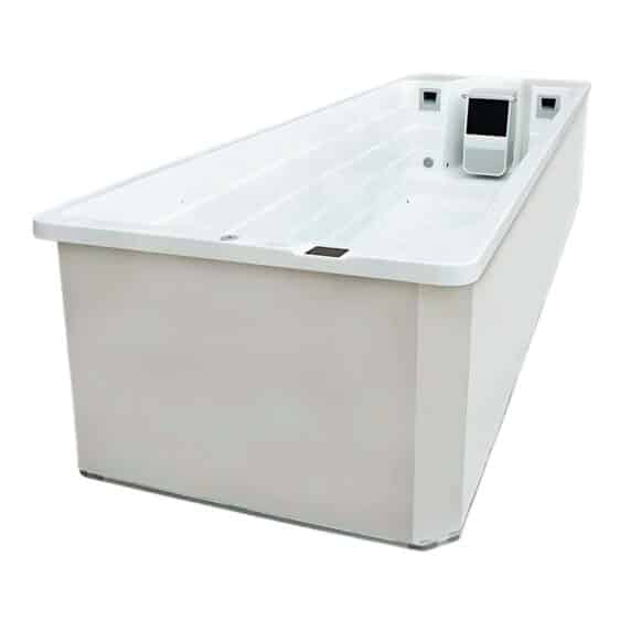 Le Spa de nage encastrable D600P est une grande baignoire d'hydrothérapie rectangulaire blanche dotée de côtés lisses, d'un panneau de commande intégré et d'un coin salon, représentés sur un fond blanc.