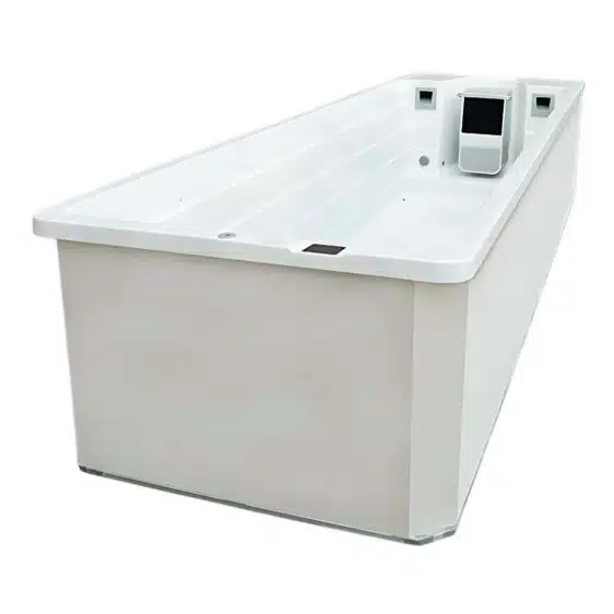 Le Spa de nage encastrable D600P est une grande baignoire d'hydrothérapie rectangulaire blanche dotée de côtés lisses, d'un panneau de commande intégré et d'un coin salon, représentés sur un fond blanc.