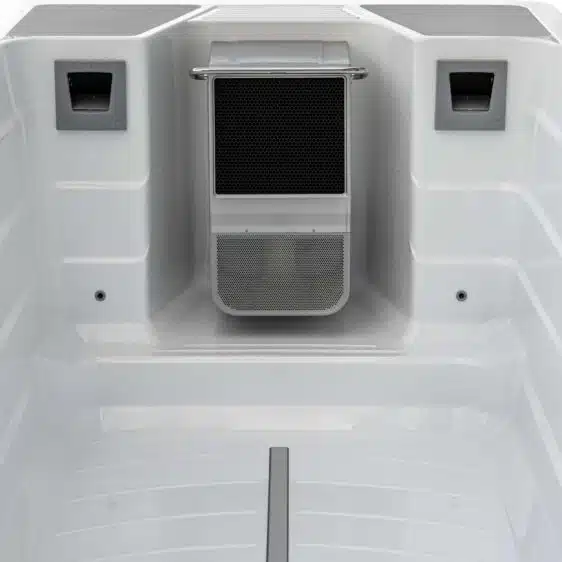 Gros plan de la partie avant intérieure d'un petit bateau blanc, avec son aérateur métallique muni de deux poignées et de marches peu profondes de chaque côté. La surface lisse et épurée rappelle celle du Spa de nage D600P.
