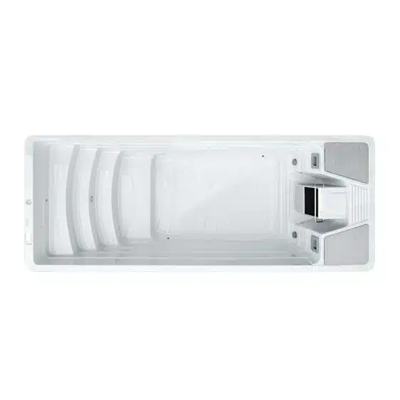 Vue de dessus du Spa de nage D600P : un spa de nage rectangulaire blanc avec des marches intégrées à une extrémité, deux zones d'assise avec appuis-tête à l'extrémité opposée et des panneaux de commande sur les côtés.