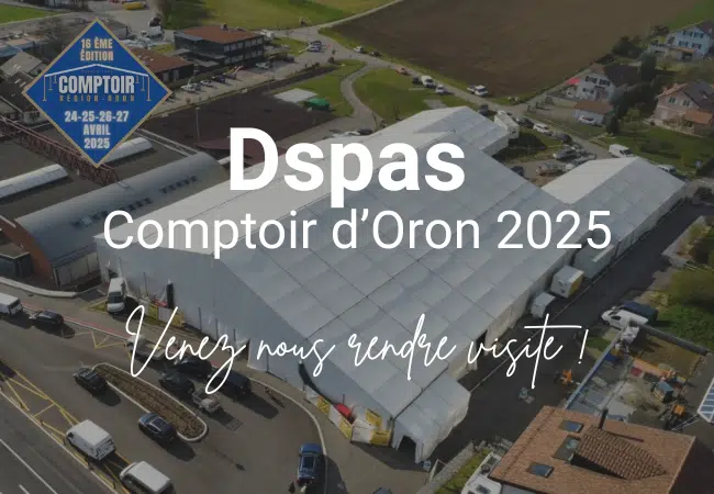 Une grande tente événementielle blanche installée dans une ville avec "Dspas Comptoir d'Oron 2025" et dates d'événements "24-25-26-27 Avril 2025" en français, invitant les visiteurs à assister et à découvrir l'expérience unique d'un hammam rituel.