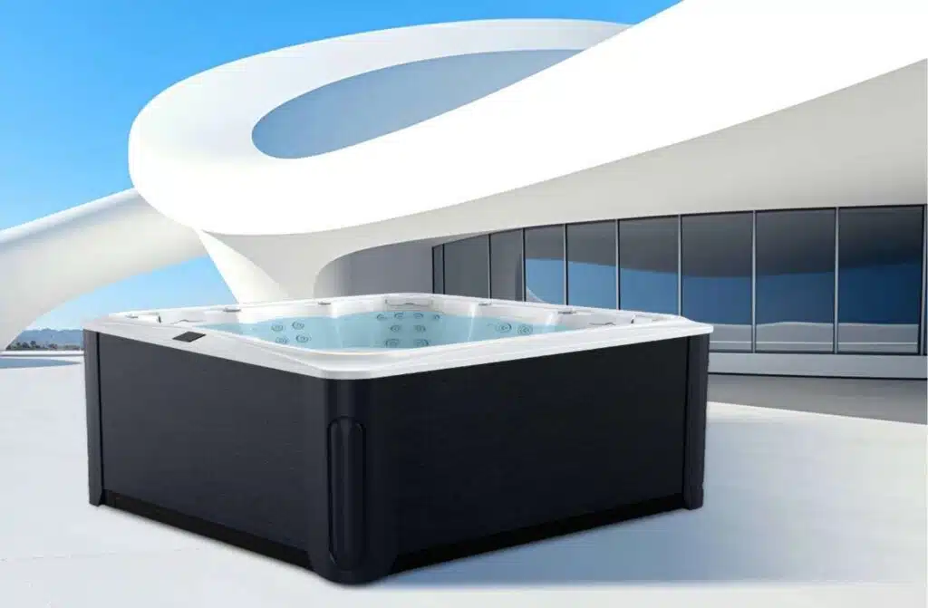Un jacuzzi moderne avec un extérieur sombre se trouve sur un patio blanc devant un bâtiment blanc futuriste et sinueux avec de grandes fenêtres en verre sous un ciel bleu clair, offrant le summum du luxe des spas.